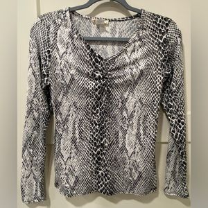 FINAL PRICE 💚NWOT V-Neck Snake-print Olivia Rae Top size Medium